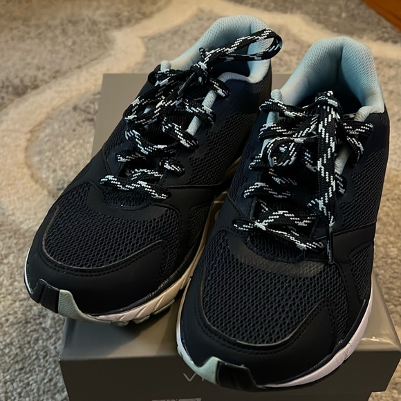 Vionic Shoes Size 8 - Picture 1 of 8